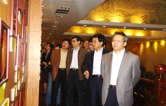 周偉（右一）率領(lǐng)代表團成員參觀中華靈芝文化館